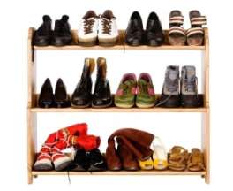 distintos tipos de calzado ordenados en estantes