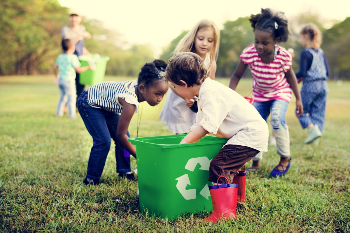 Lapset kierrättävät yhdessä