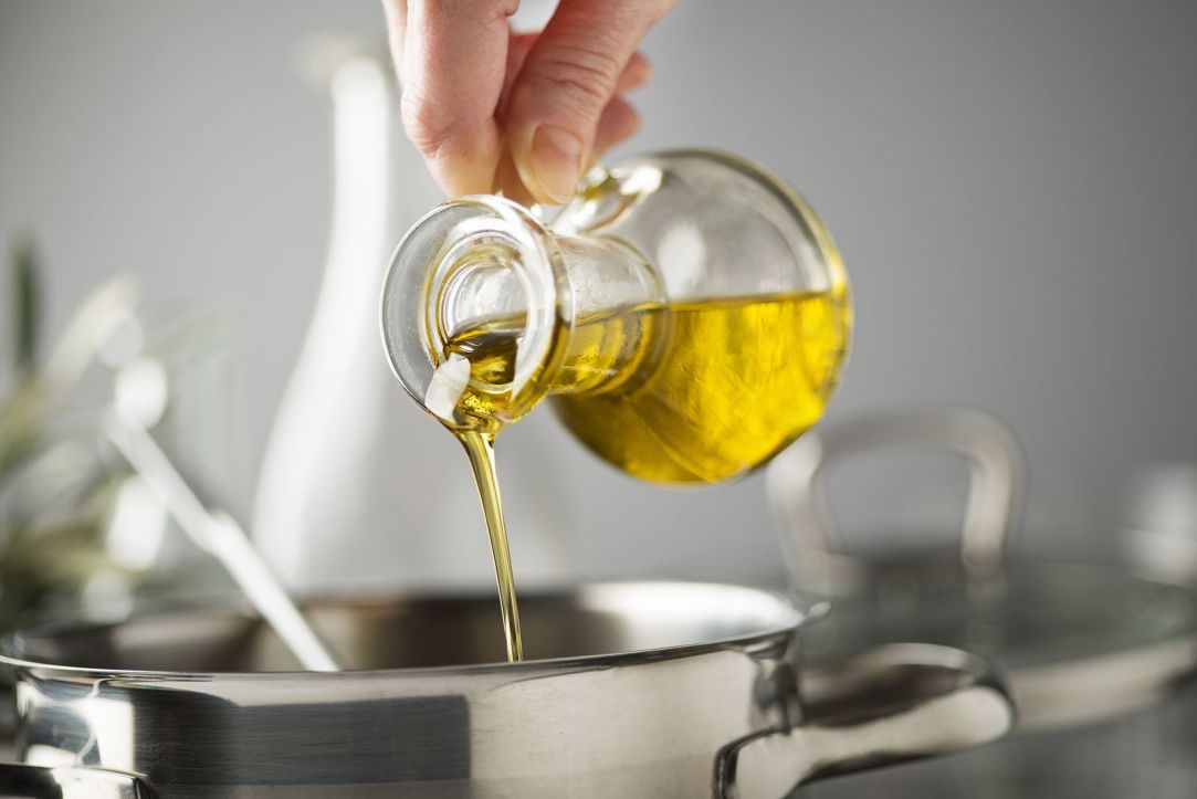 Diferentes botellas de aceite