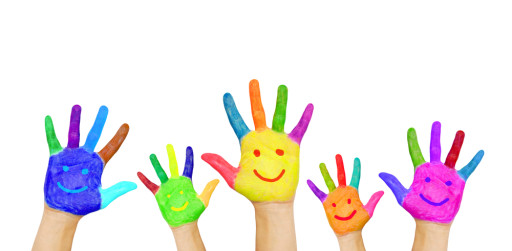 Mãos de crianças pintadas com rostos sorridentes