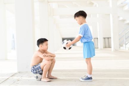 Jogos e brincadeiras para criar confiança e estimular o desenvolvimento  infantil dos pequenos “grudentinhos”