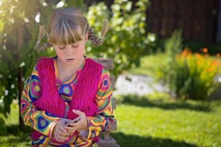 Criança vestindo roupas coloridas