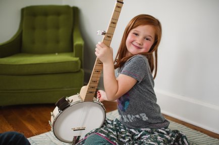 Nina con instrumento de musica