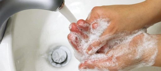Joku pesee käsiään saippualla