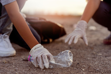 Plastik şişeyi alan kişi