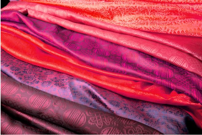telas de seda de color rojo, fucsia, violeta, morado