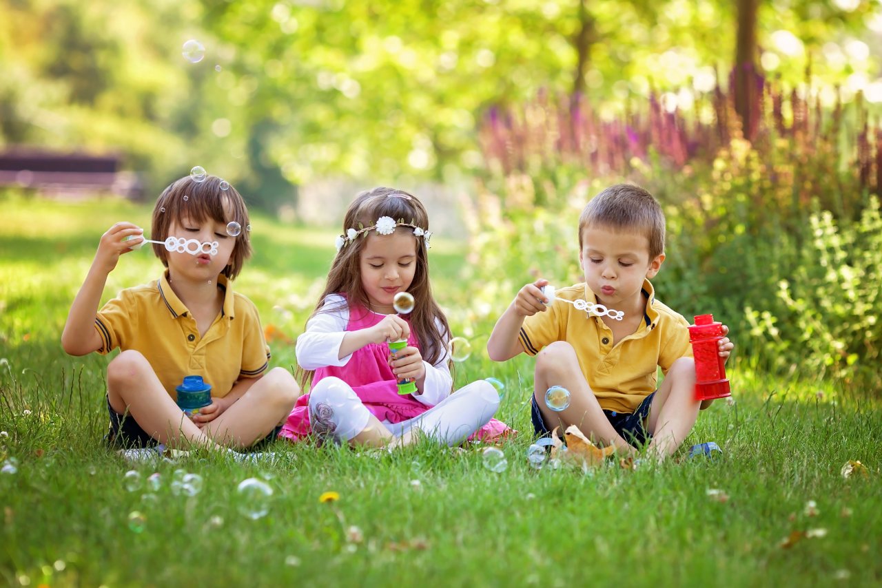 Jogos e brincadeiras para criar confiança e estimular o desenvolvimento  infantil dos pequenos “grudentinhos”