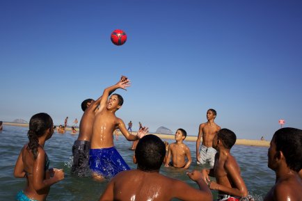 crianças brincando no mar