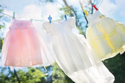 Lasten mekkoja kuivumassa pyykkinarulla