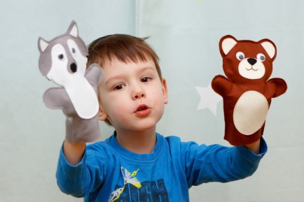 menino brincando com um fantoche